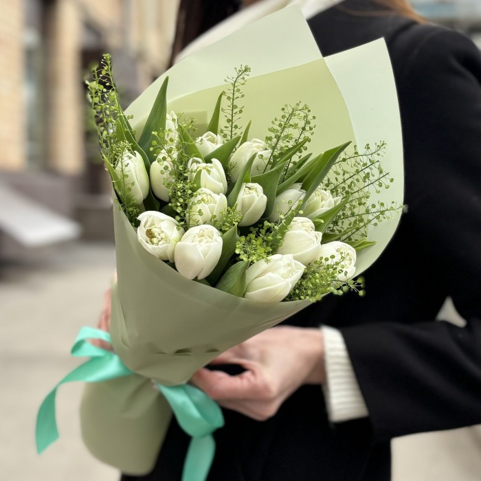 15 пионовидных белых тюльпанов с гринбелом