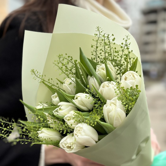 15 пионовидных белых тюльпанов с гринбелом