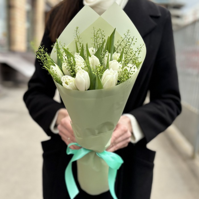 15 пионовидных белых тюльпанов с гринбелом