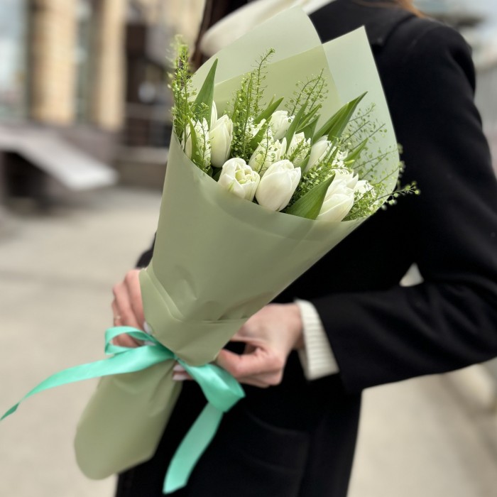 15 пионовидных белых тюльпанов с гринбелом