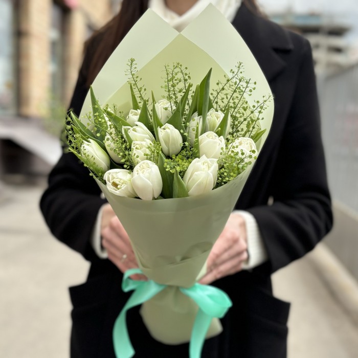 15 пионовидных белых тюльпанов с гринбелом