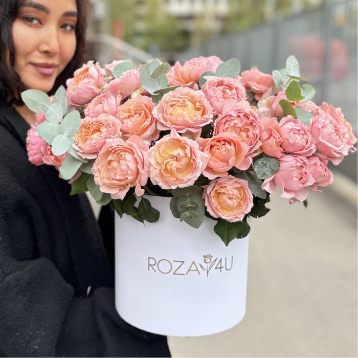 15 пионовидных кустовых роз Джульетта в коробке