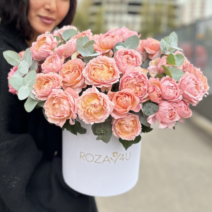 15 пионовидных кустовых роз Джульетта в коробке