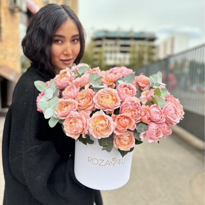 15 пионовидных кустовых роз Джульетта в коробке