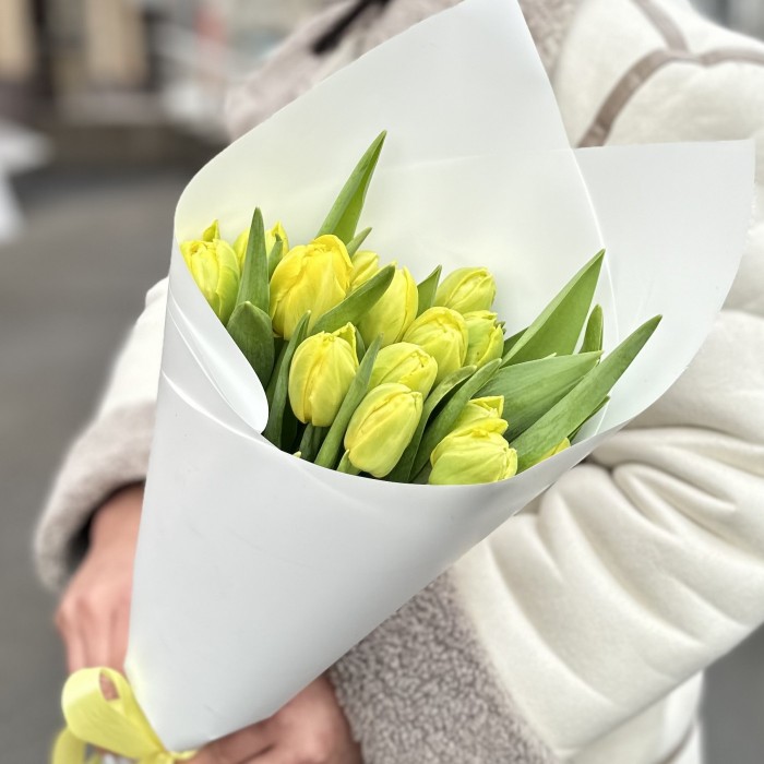 15 пионовидных желтых тюльпанов в упаковке