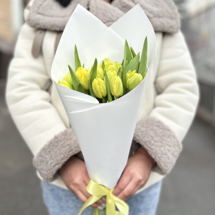 15 пионовидных желтых тюльпанов в упаковке