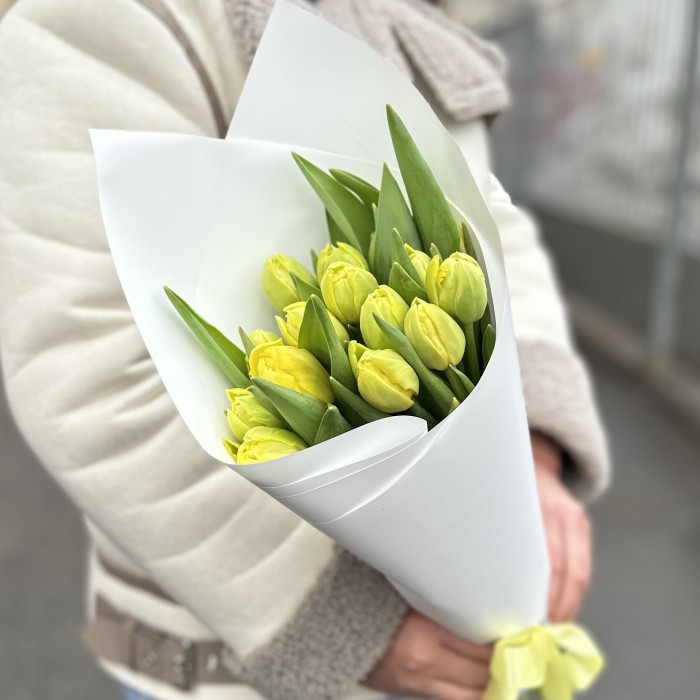 15 пионовидных желтых тюльпанов в упаковке