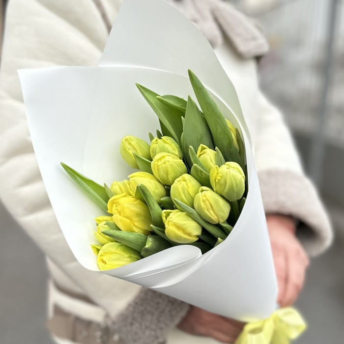 15 пионовидных желтых тюльпанов в упаковке