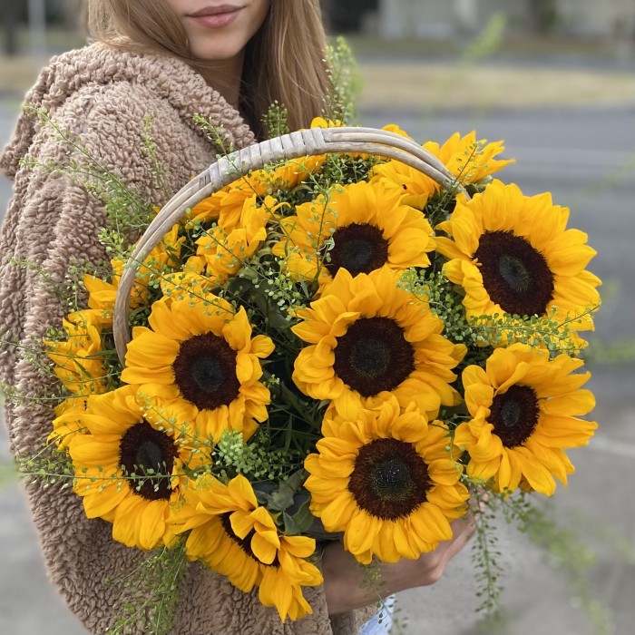 15 подсолнухов с гринбеллом в корзине