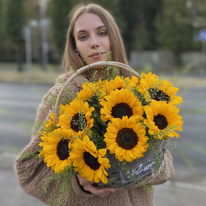 15 подсолнухов с гринбеллом в корзине