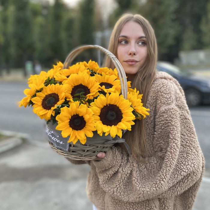 15 подсолнухов в корзине
