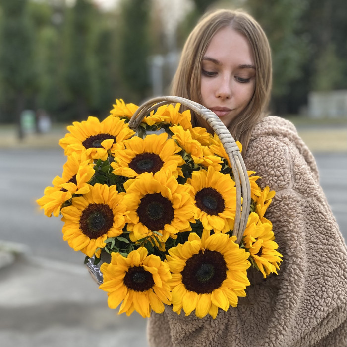 15 подсолнухов в корзине