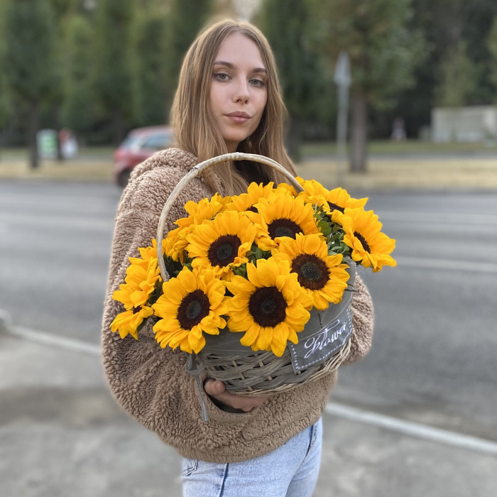 15 подсолнухов в корзине