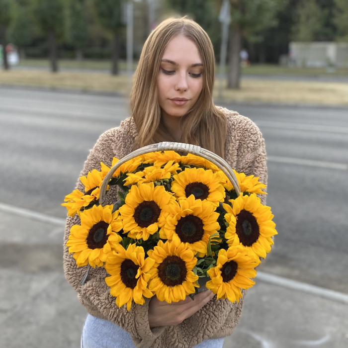 15 подсолнухов в корзине