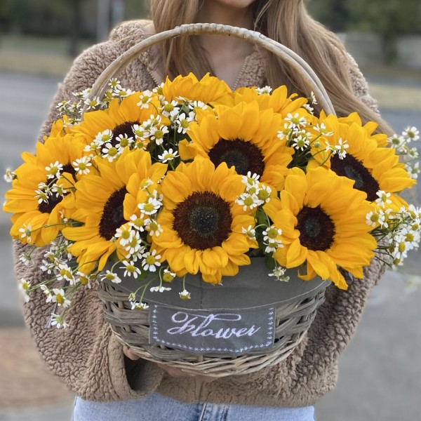 15 подсолнухов в корзине с ромашкой