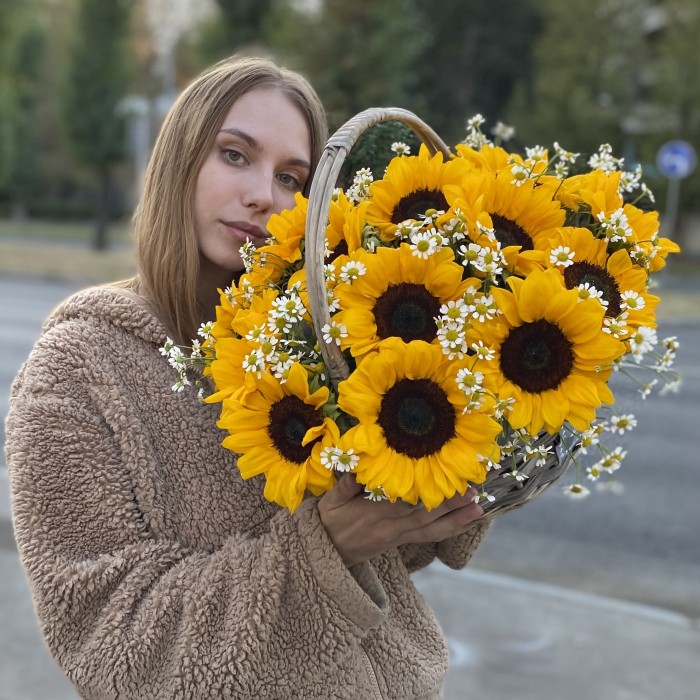 15 подсолнухов в корзине с ромашкой