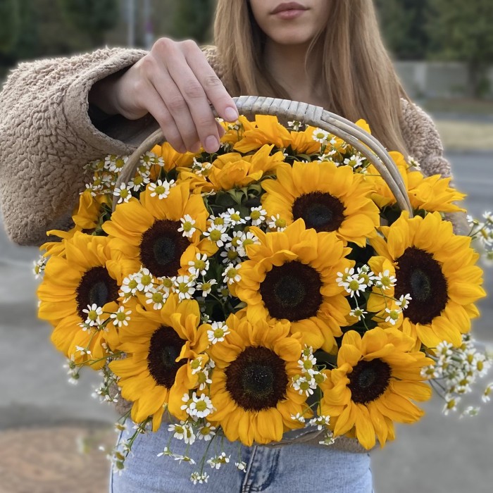 15 подсолнухов в корзине с ромашкой