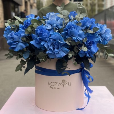 15 пышных голубых роз с эвкалиптом в коробке