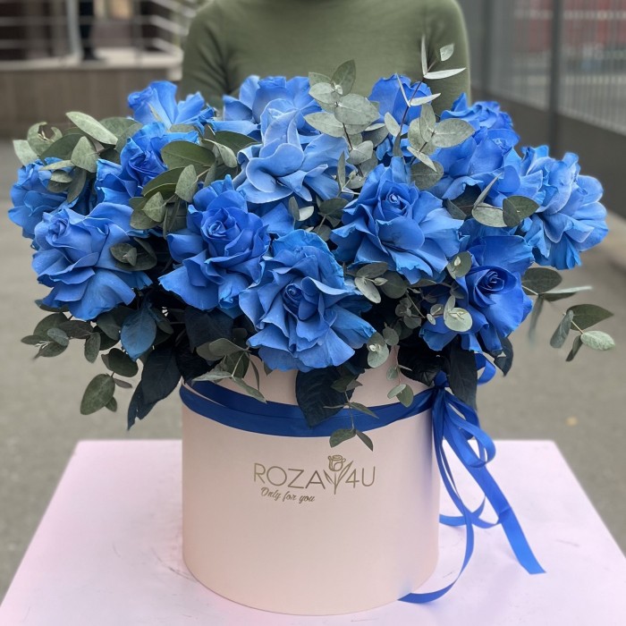 15 пышных голубых роз с эвкалиптом в коробке
