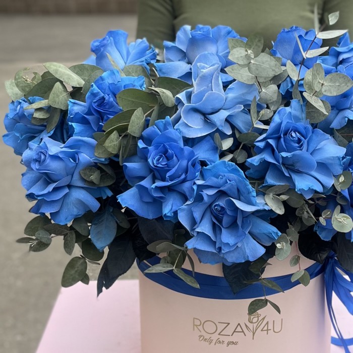 15 пышных голубых роз с эвкалиптом в коробке
