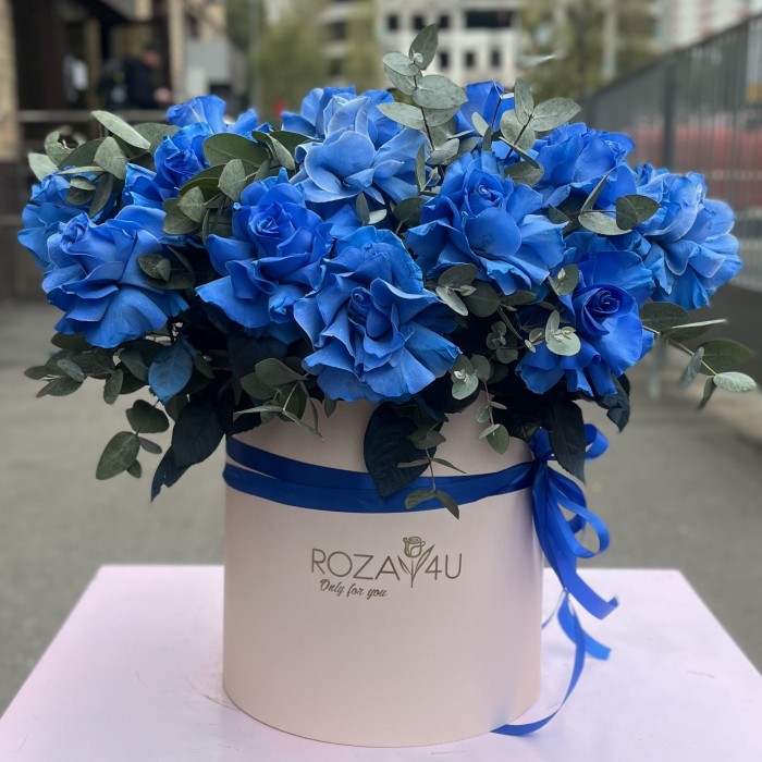 15 пышных голубых роз с эвкалиптом в коробке