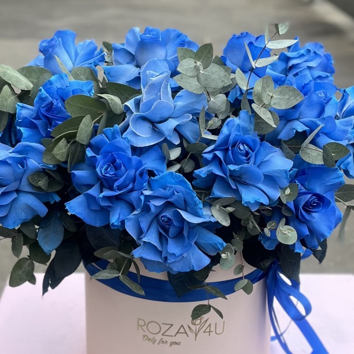 15 пышных голубых роз с эвкалиптом в коробке