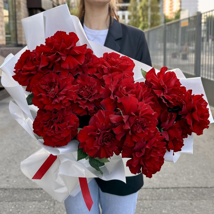 15 пышных красных роз Хартс