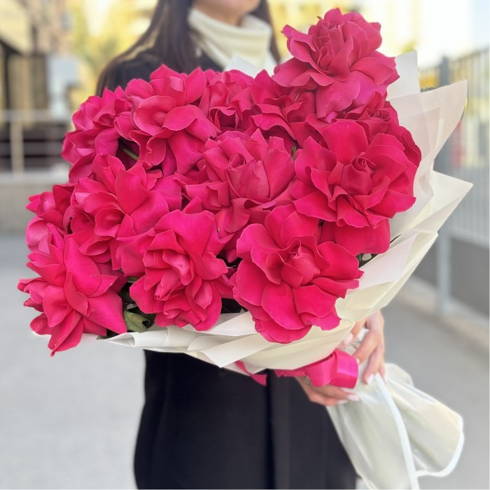 15 пышных малиновых роз в упаковке