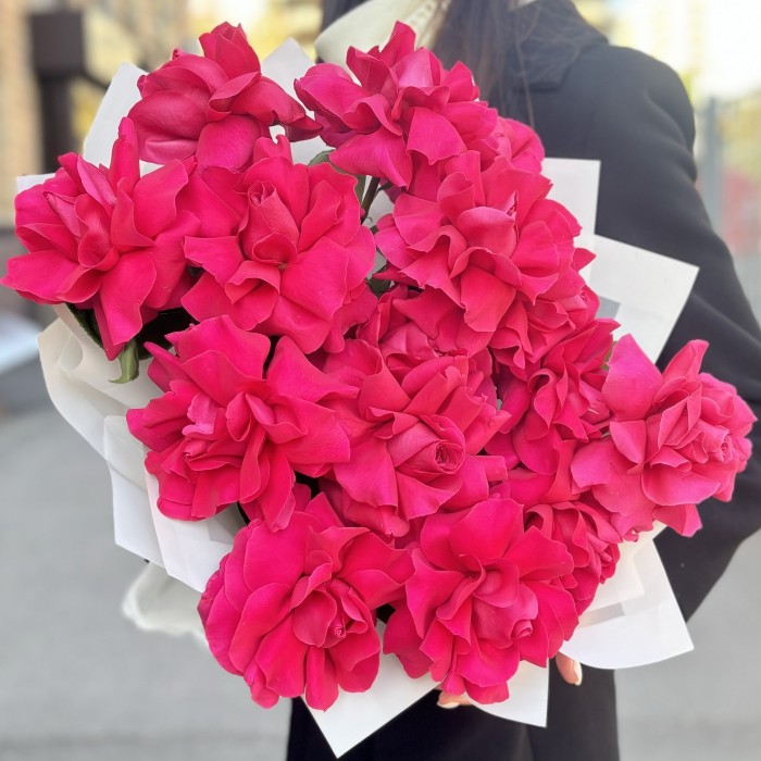 15 пышных малиновых роз в упаковке