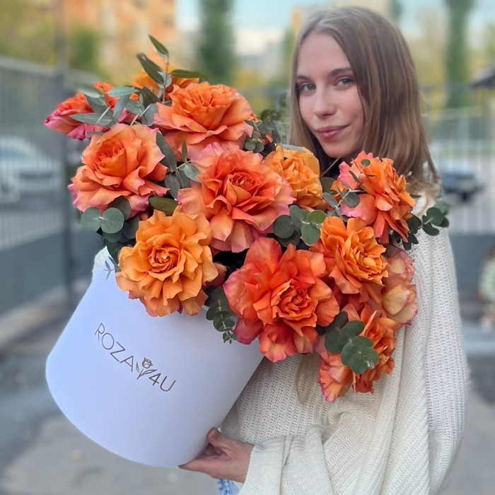 15 пышных роз Фри Спирит с эвкалиптом в коробке