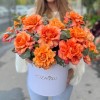 15 пышных роз Фри Спирит с эвкалиптом в коробке