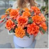 15 пышных роз Фри Спирит с эвкалиптом в коробке