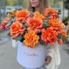 15 пышных роз Фри Спирит с эвкалиптом в коробке