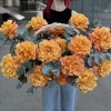 15 пышных роз Фри Спирит с эвкалиптом в корзине