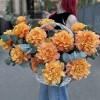 15 пышных роз Фри Спирит с эвкалиптом в корзине