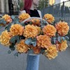 15 пышных роз Фри Спирит с эвкалиптом в корзине
