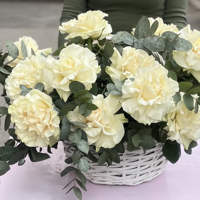 15 пышных роз Мондиаль с эвкалиптом в корзине