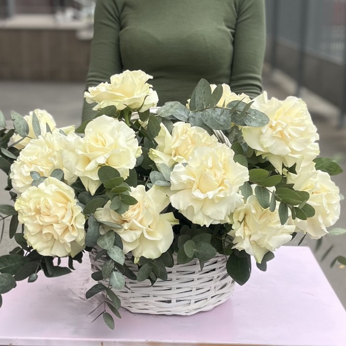 15 пышных роз Мондиаль с эвкалиптом в корзине