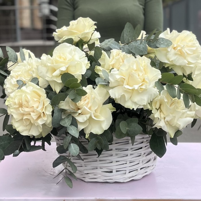 15 пышных роз Мондиаль с эвкалиптом в корзине