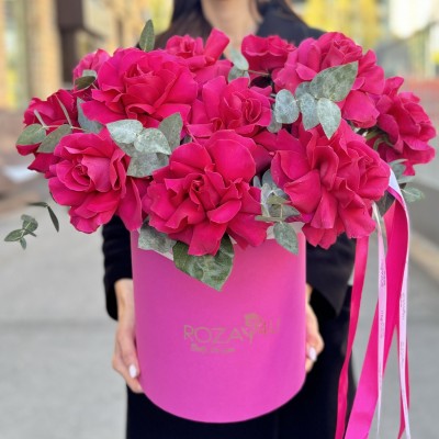 15 пышных роз Пинк Флойд с эвкалиптом в коробке