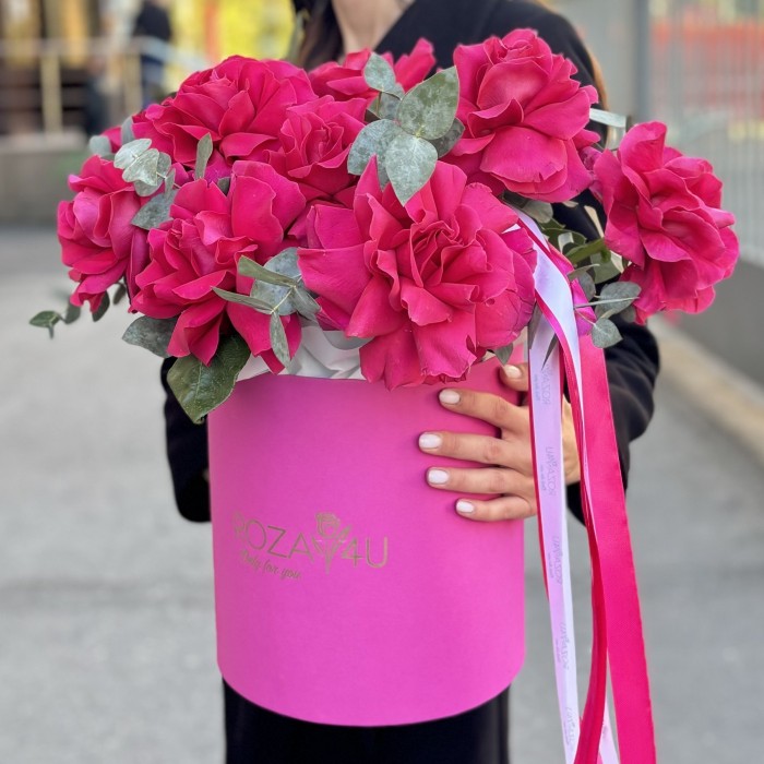 15 пышных роз Пинк Флойд с эвкалиптом в коробке