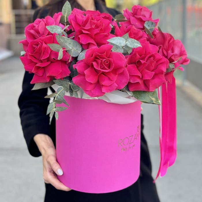 15 пышных роз Пинк Флойд с эвкалиптом в коробке