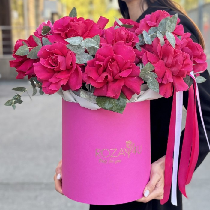 15 пышных роз Пинк Флойд с эвкалиптом в коробке