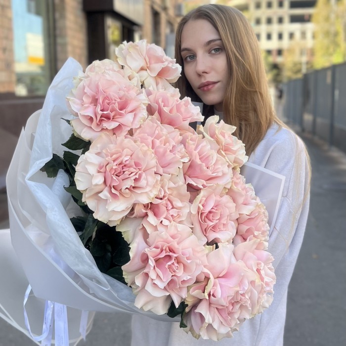 15 пышных роз Пинк Мондиаль