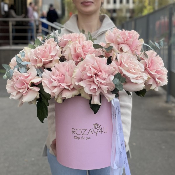 15 пышных розовых роз Пинк Мондиаль с эвкалиптом в коробке