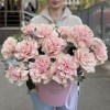 15 пышных розовых роз Пинк Мондиаль с эвкалиптом в коробке