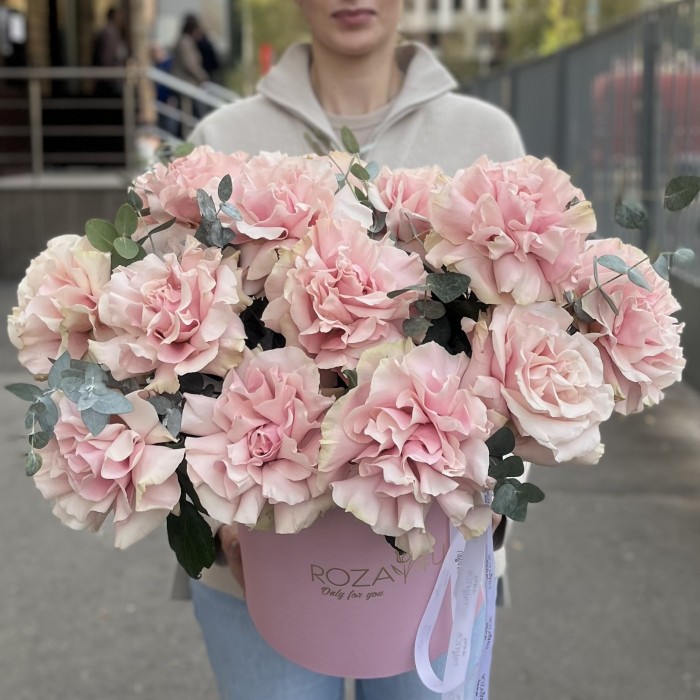 15 пышных розовых роз Пинк Мондиаль с эвкалиптом в коробке