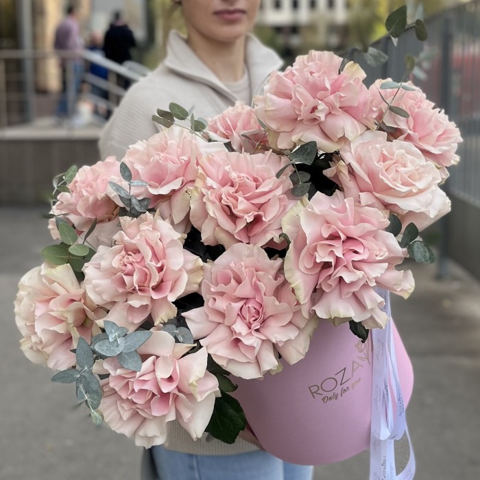 15 пышных розовых роз Пинк Мондиаль с эвкалиптом в коробке