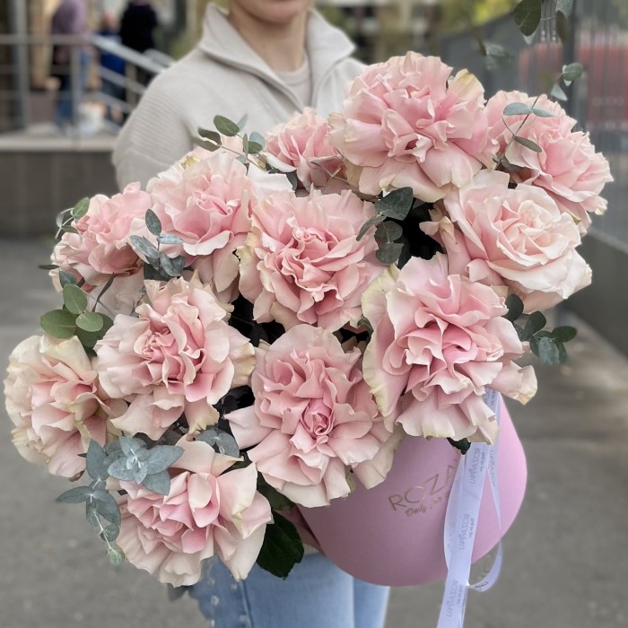 15 пышных розовых роз Пинк Мондиаль с эвкалиптом в коробке