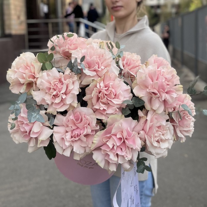 15 пышных розовых роз Пинк Мондиаль с эвкалиптом в коробке